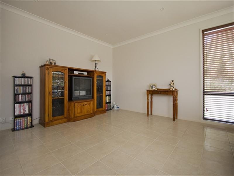 37 Emerald Drive, Meroo Meadow NSW 2540