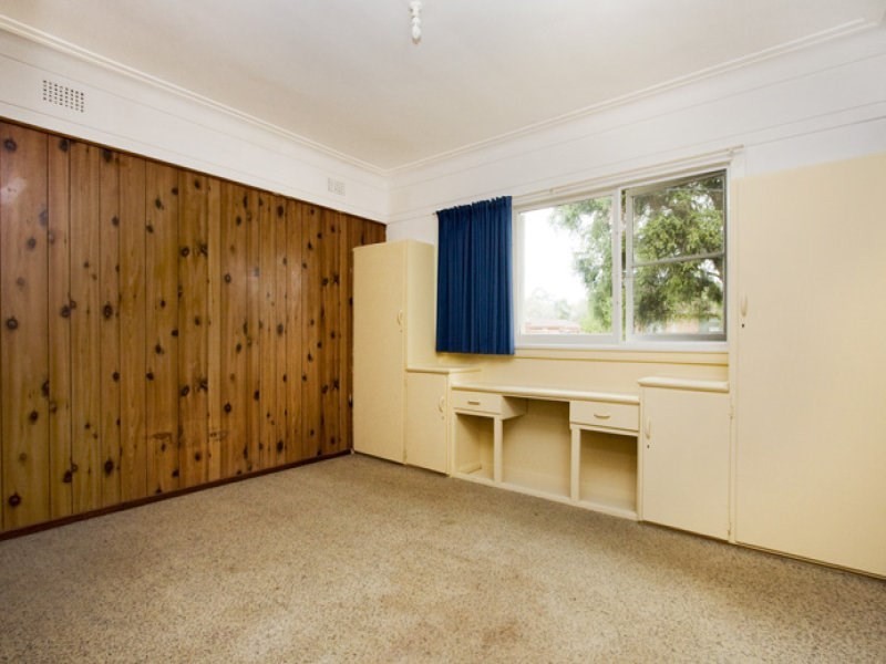 18 Brinawarr Street, Bomaderry NSW 2541