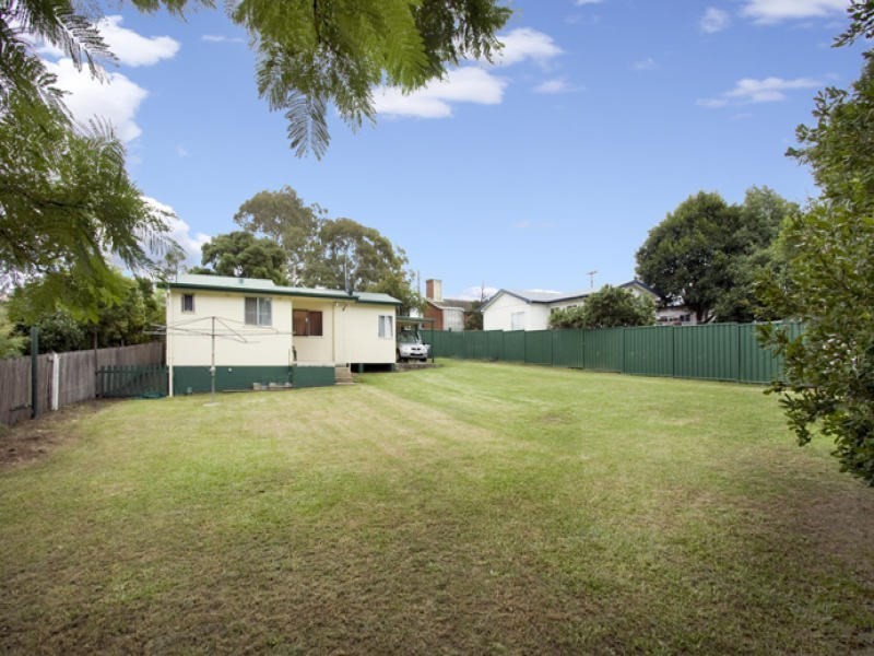 18 Brinawarr Street, Bomaderry NSW 2541