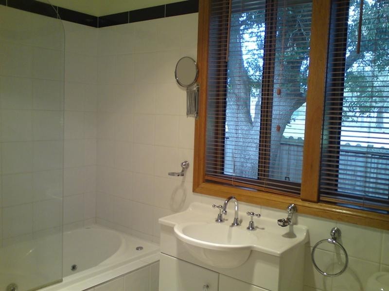 11 Sampson Crescent, Bomaderry NSW 2541