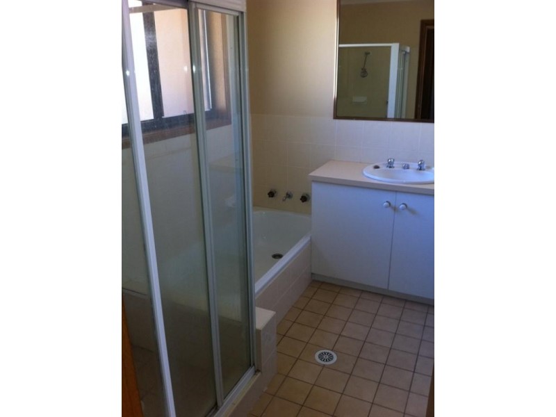 3/5 Carisbrooke Close, Bomaderry NSW 2541