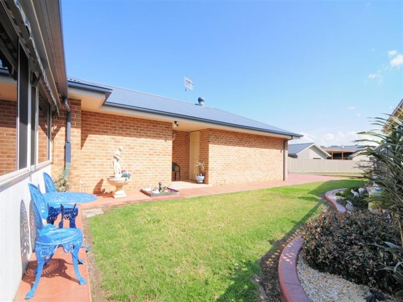 9 Jade Place, Meroo Meadow NSW 2540