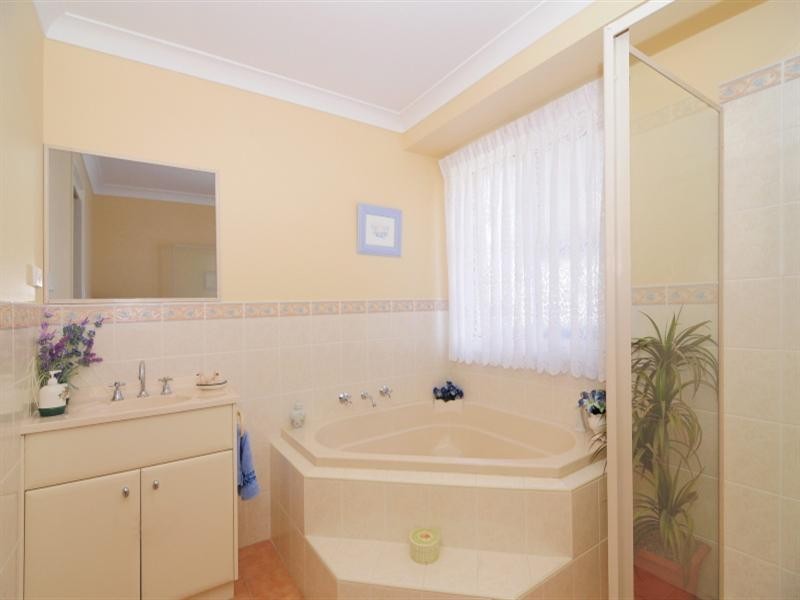 9 Jade Place, Meroo Meadow NSW 2540