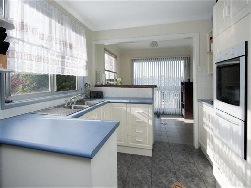 2 Emery Close, Bomaderry NSW 2541