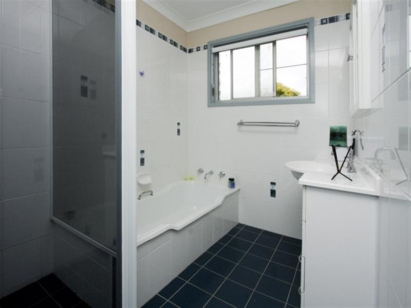 2 Emery Close, Bomaderry NSW 2541