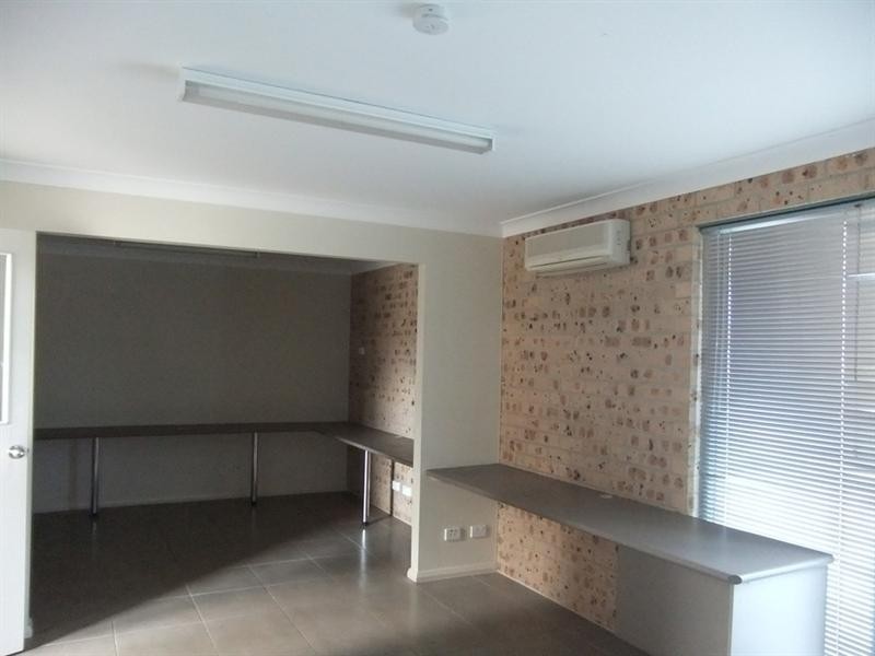 2/23 Concorde Way, Bomaderry NSW 2541