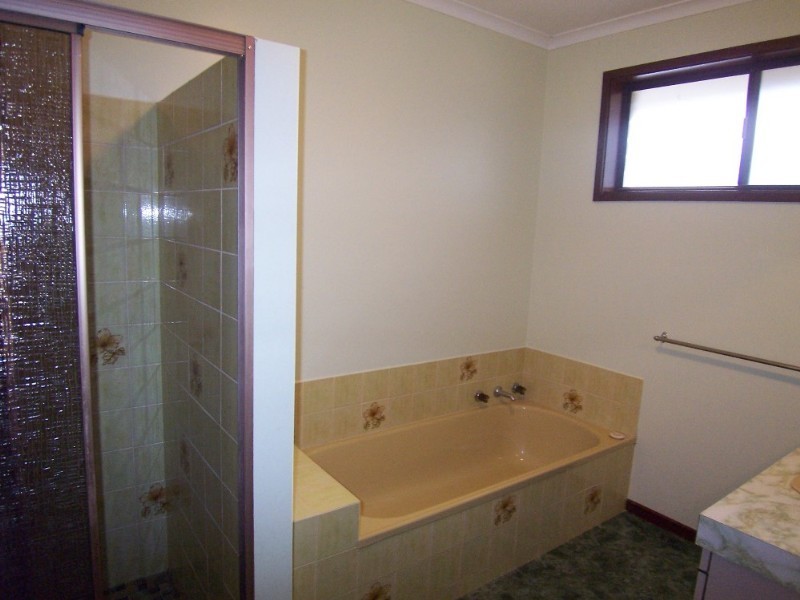 10 Sharon Street, Flora Hill VIC 3550