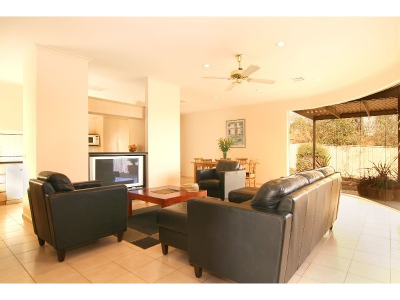 17 Mayfield Parade, Strathdale VIC 3550