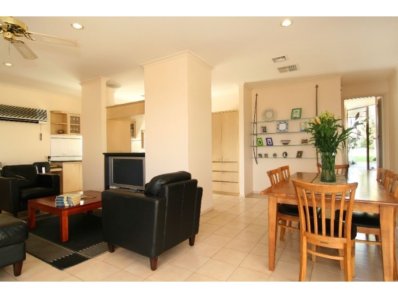 17 Mayfield Parade, Strathdale VIC 3550