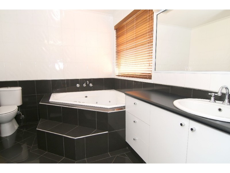 17 Mayfield Parade, Strathdale VIC 3550