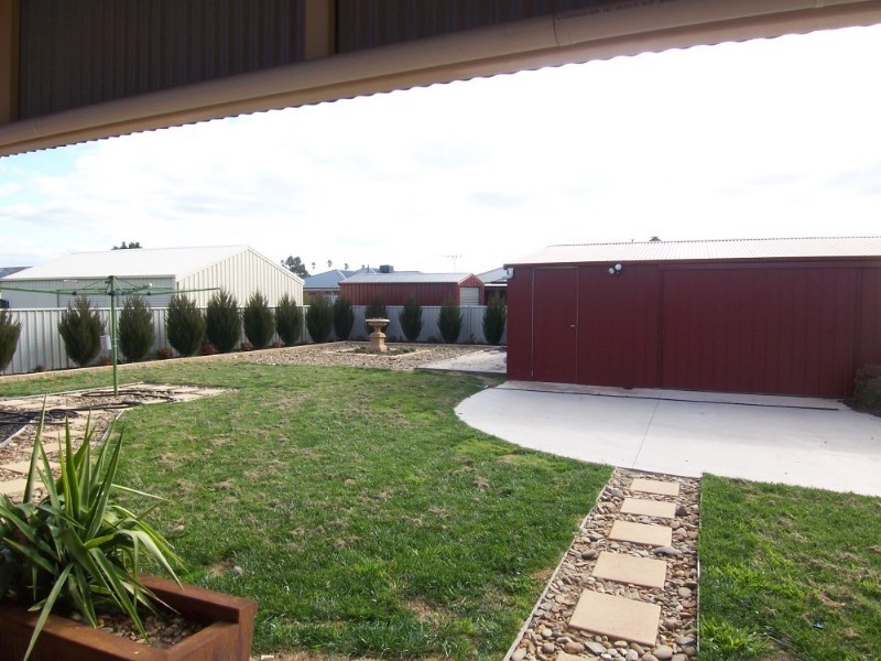 2 Robins Court, Epsom VIC 3551