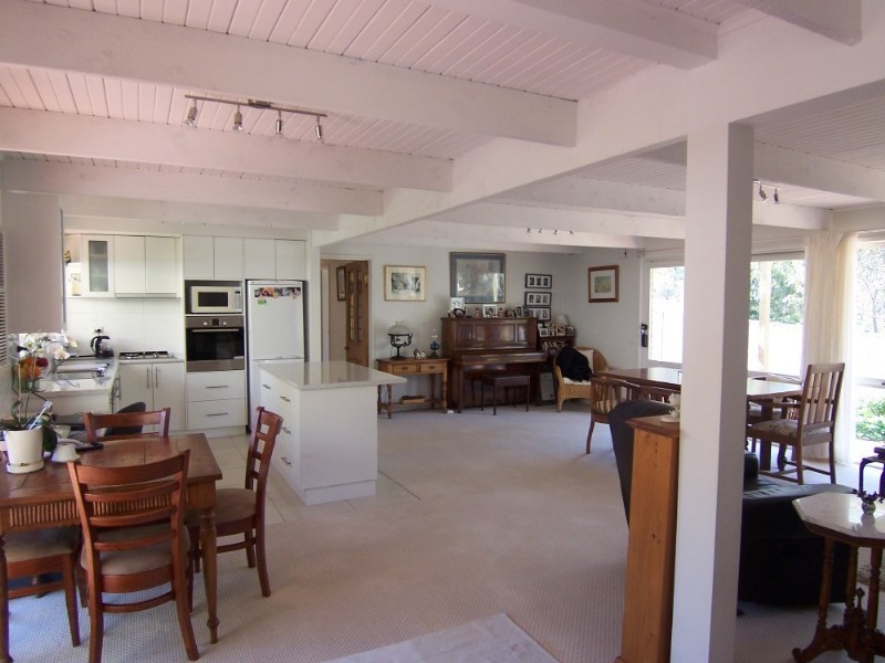 64 Race Street, Flora Hill VIC 3550