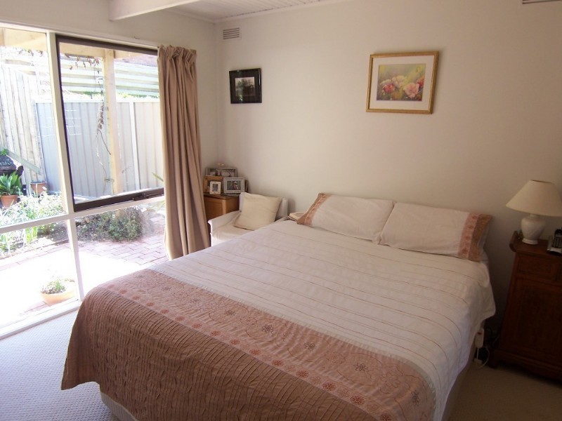 64 Race Street, Flora Hill VIC 3550