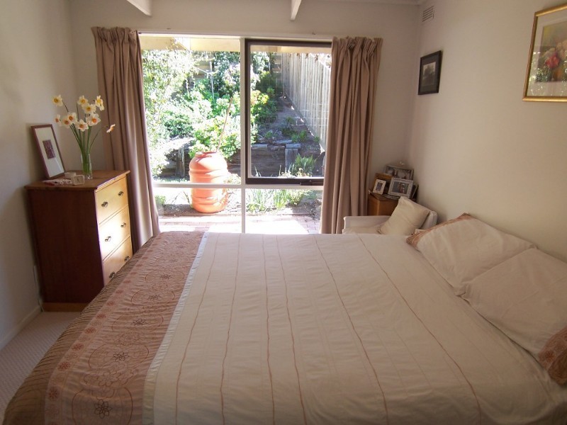 64 Race Street, Flora Hill VIC 3550