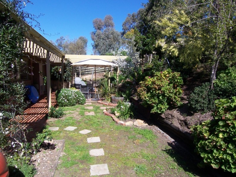 64 Race Street, Flora Hill VIC 3550