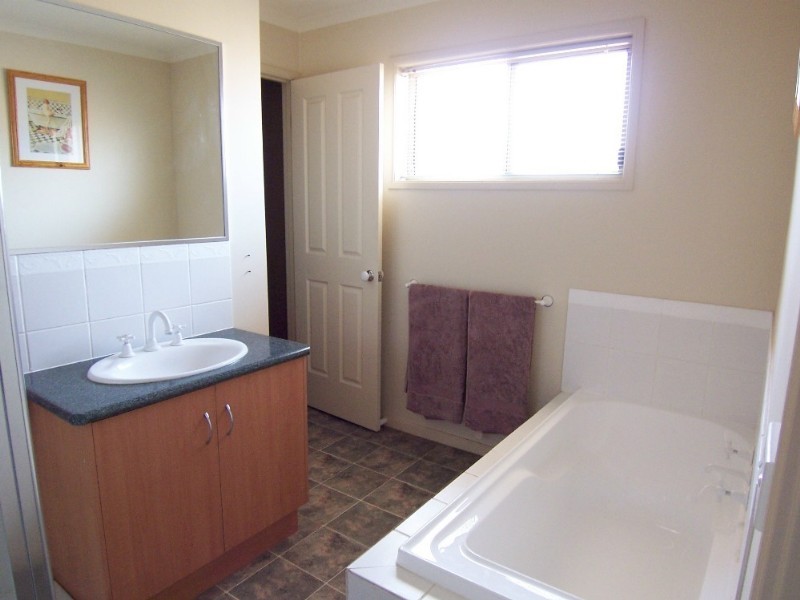 4 Bassett Drive, Strathfieldsaye VIC 3551