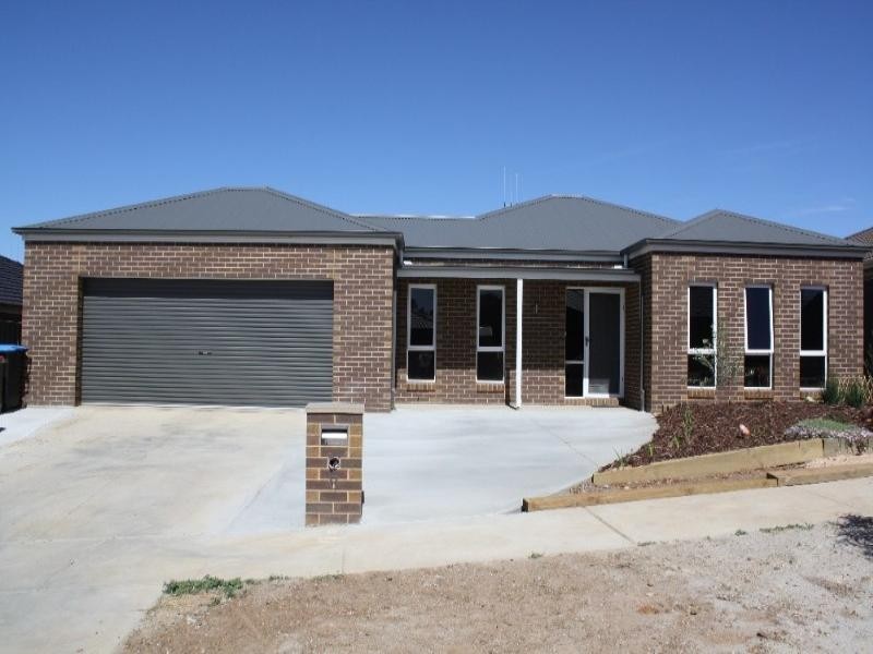 8 Emerald Avenue, White Hills VIC 3550