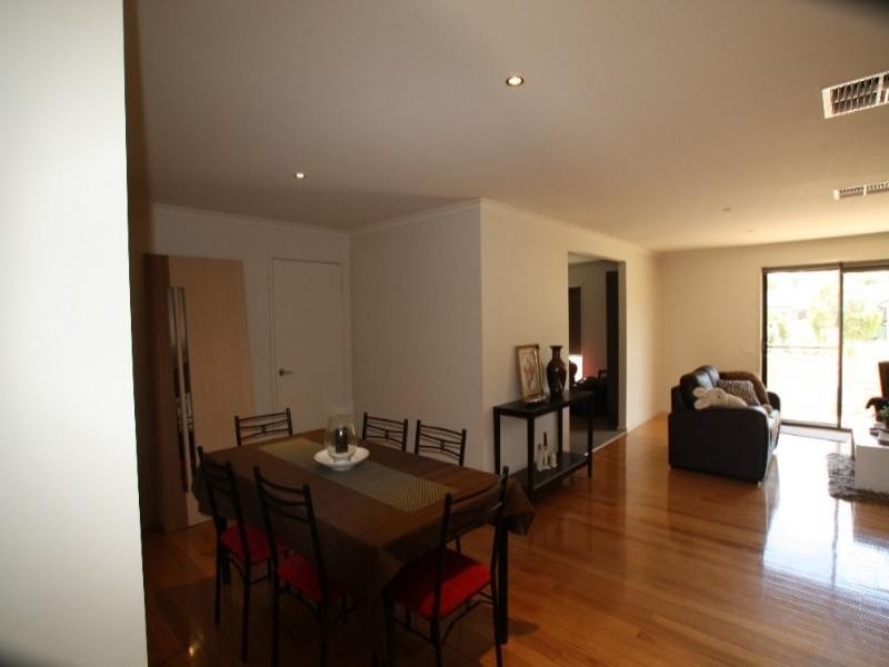 8 Caleb Close, Golden Square VIC 3555