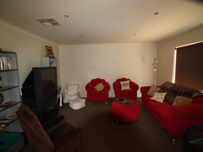 8 Caleb Close, Golden Square VIC 3555