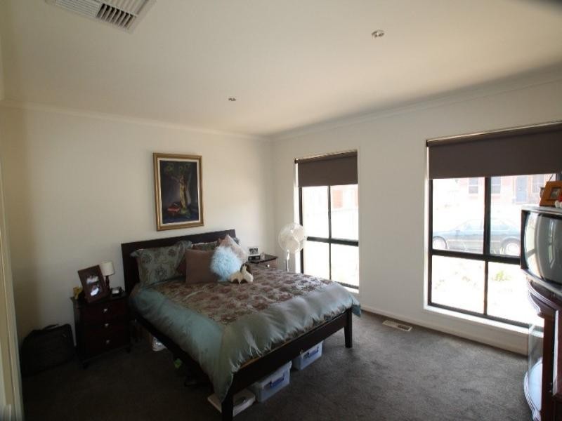 8 Caleb Close, Golden Square VIC 3555