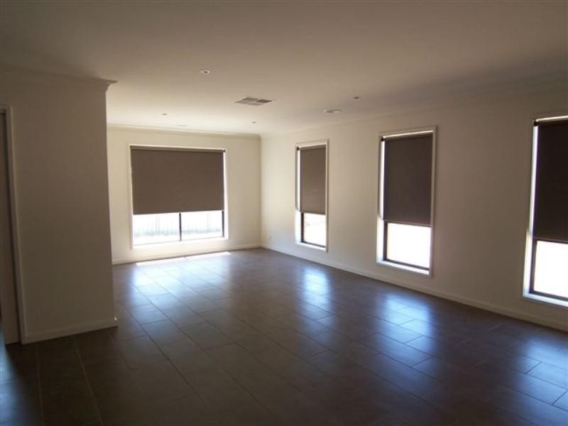 10 Caleb Close, Golden Square VIC 3555