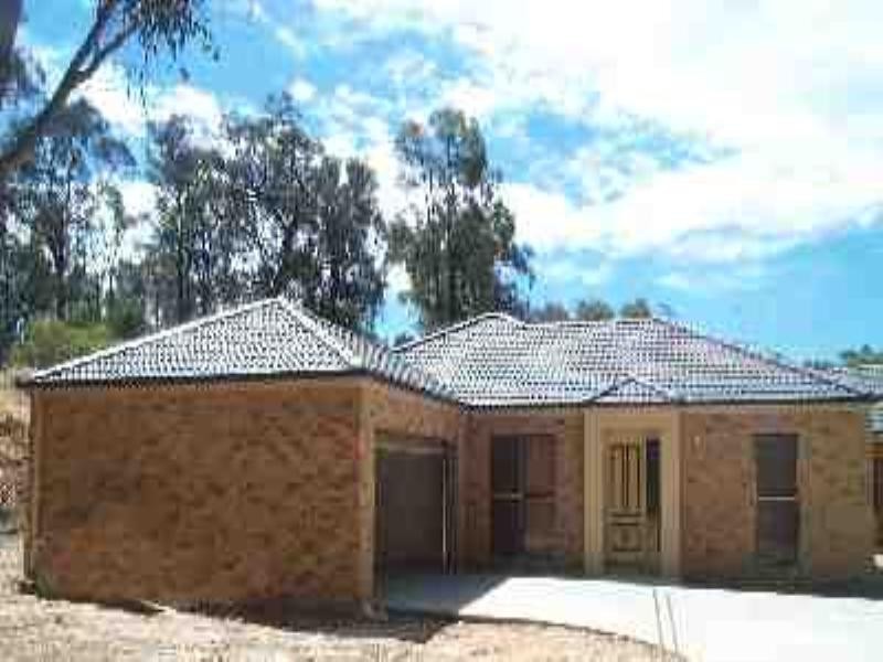 1/2 Greenwood Drive, Strathdale VIC 3550