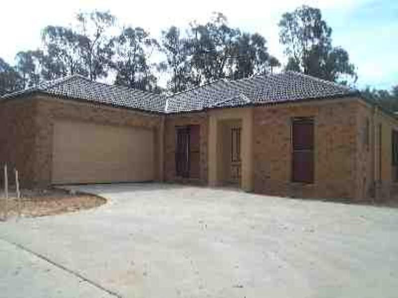 1/2 Greenwood Drive, Strathdale VIC 3550