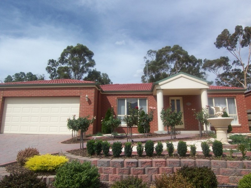 22 Isabella Grove, Strathdale VIC 3550