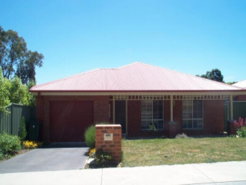 1/12 Sunset Boulevard, Spring Gully VIC 3550