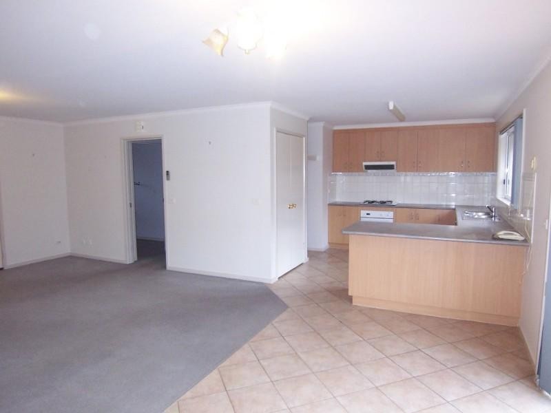 1/12 Sunset Boulevard, Spring Gully VIC 3550