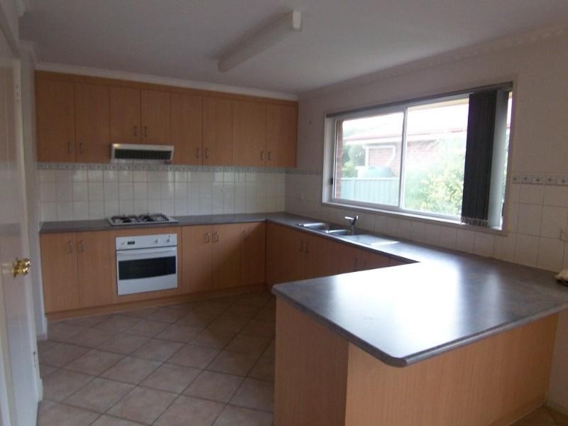 1/12 Sunset Boulevard, Spring Gully VIC 3550