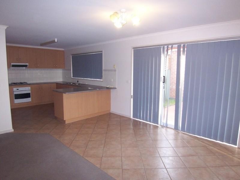 1/12 Sunset Boulevard, Spring Gully VIC 3550