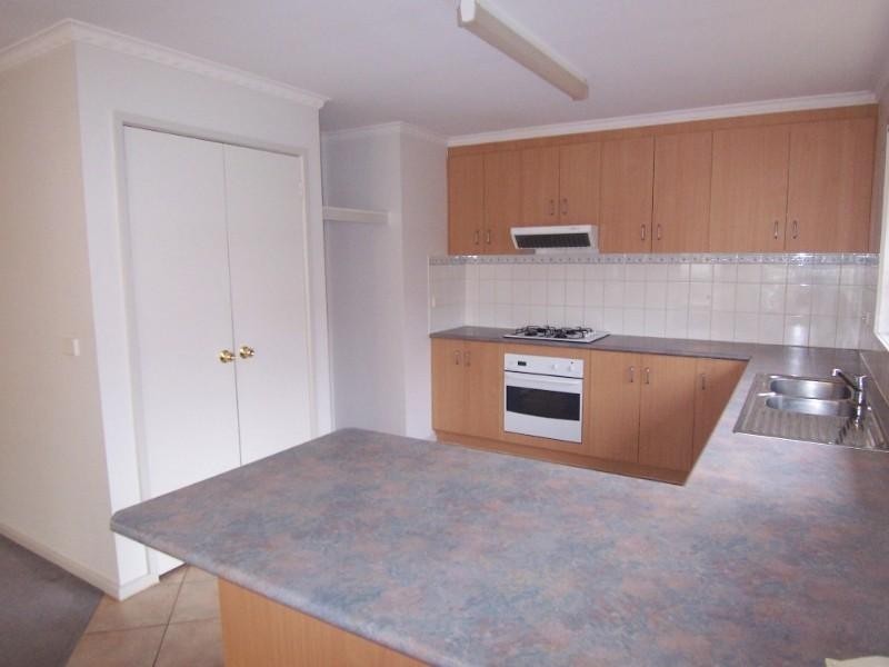 1/12 Sunset Boulevard, Spring Gully VIC 3550