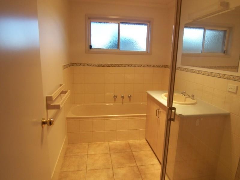 1/12 Sunset Boulevard, Spring Gully VIC 3550