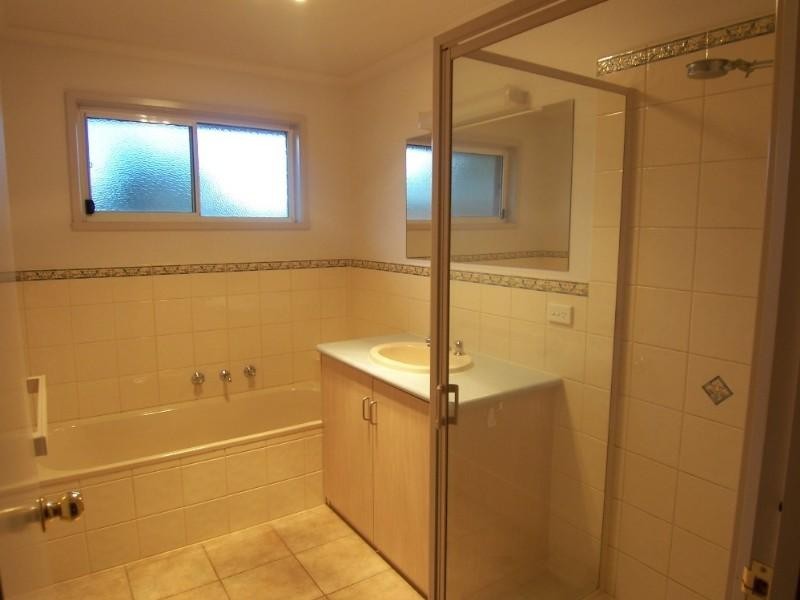 1/12 Sunset Boulevard, Spring Gully VIC 3550