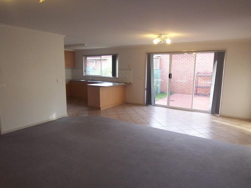 1/12 Sunset Boulevard, Spring Gully VIC 3550