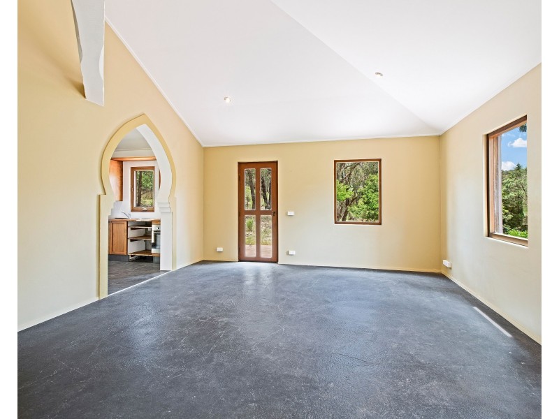 1 Hughes Lane, Marrangaroo NSW 2790