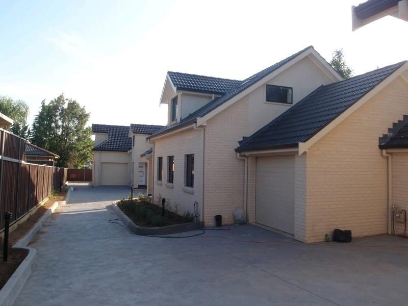 2/77 Canberra Street, Oxley Park NSW 2760