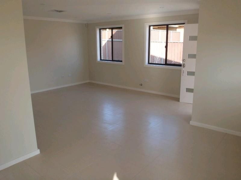 2/77 Canberra Street, Oxley Park NSW 2760