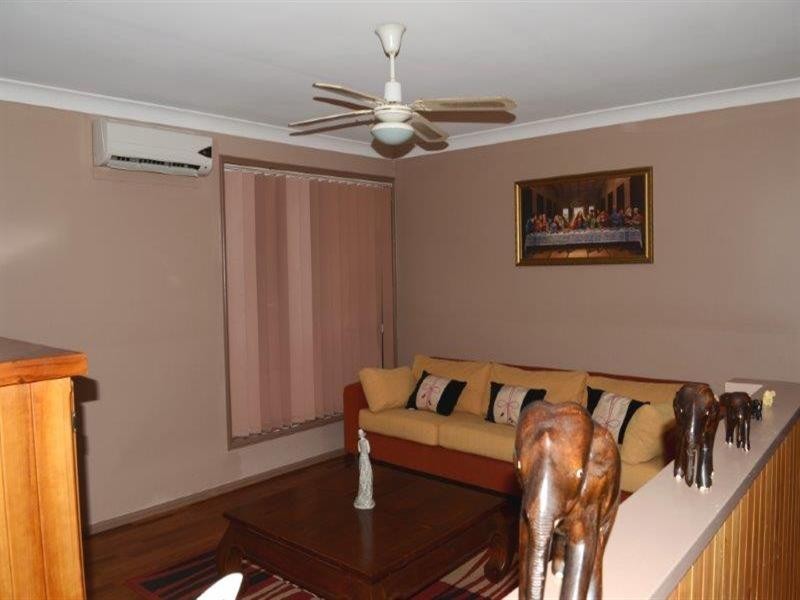 17 Pinnacle Close, Regents Park QLD 4118