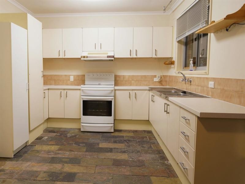 36 Seaton Street, Hillcrest QLD 4118