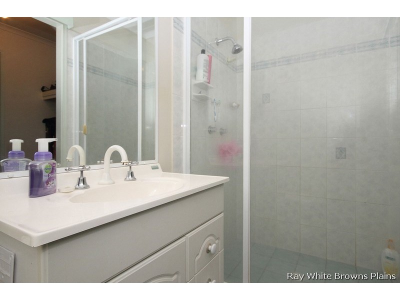 3 Pinnacle Close, Regents Park QLD 4118