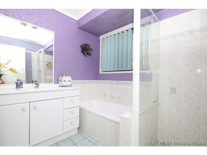 3 Pinnacle Close, Regents Park QLD 4118