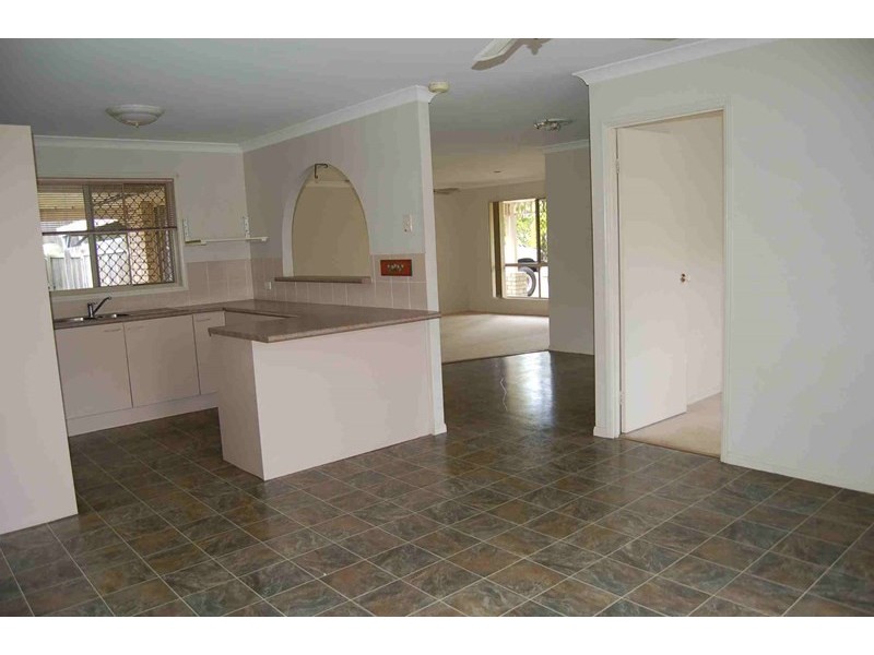 8 sonorous Close, Regents Park QLD 4118