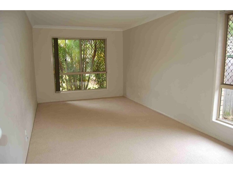 8 sonorous Close, Regents Park QLD 4118