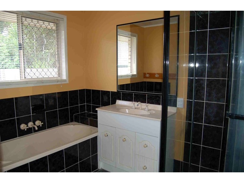 8 sonorous Close, Regents Park QLD 4118