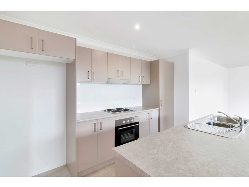 31 Middle Road, Hillcrest QLD 4118
