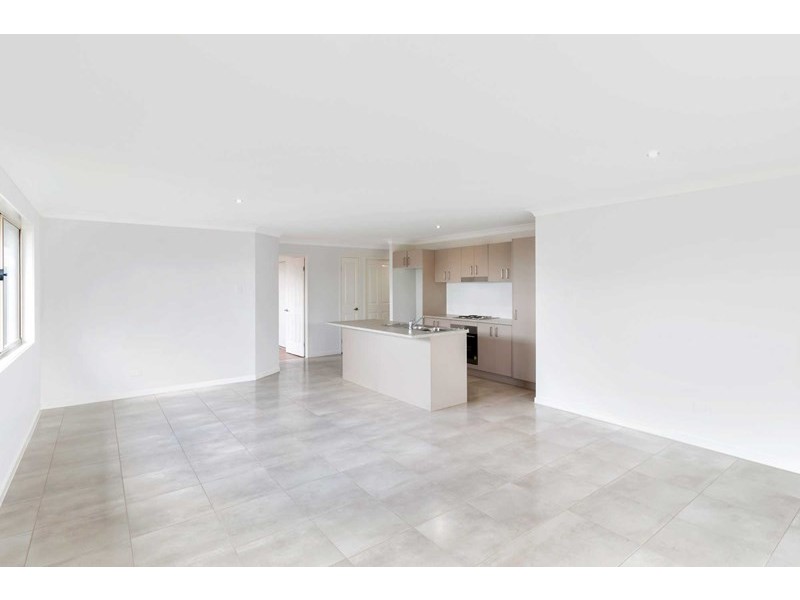 31 Middle Road, Hillcrest QLD 4118