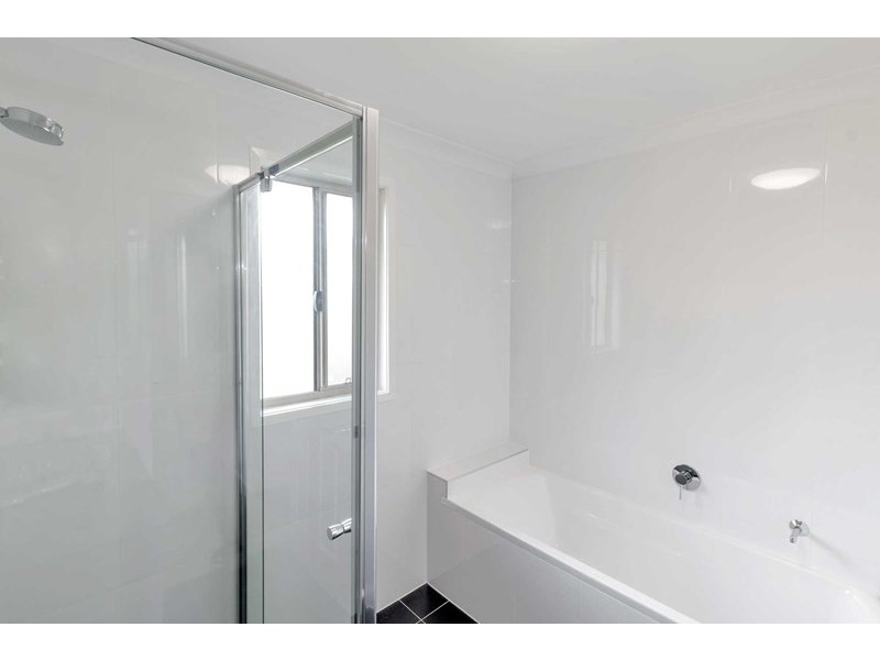 31 Middle Road, Hillcrest QLD 4118
