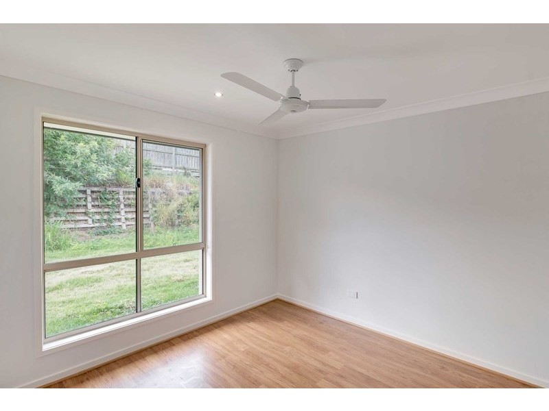 31 Middle Road, Hillcrest QLD 4118